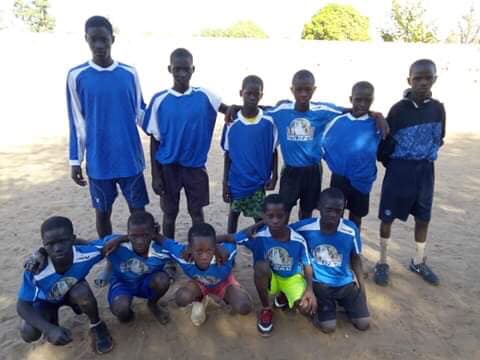 distribution ballons et tenue de foot 