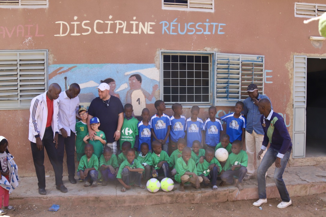 distribution ballons et tenue de foot